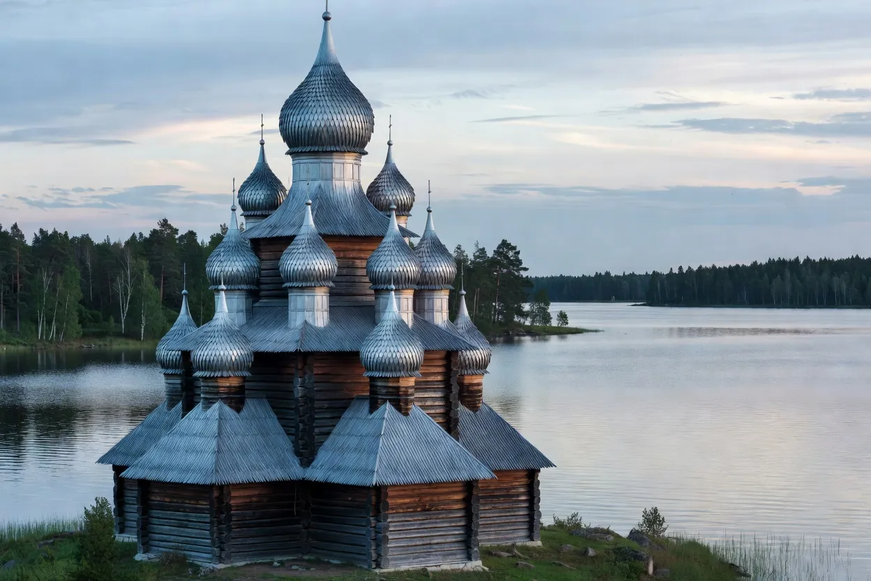 Église en bois de la Transfiguration de Kiji Pogost avec ses vingt-deux coupoles en bulbe, au bord du lac Onega
