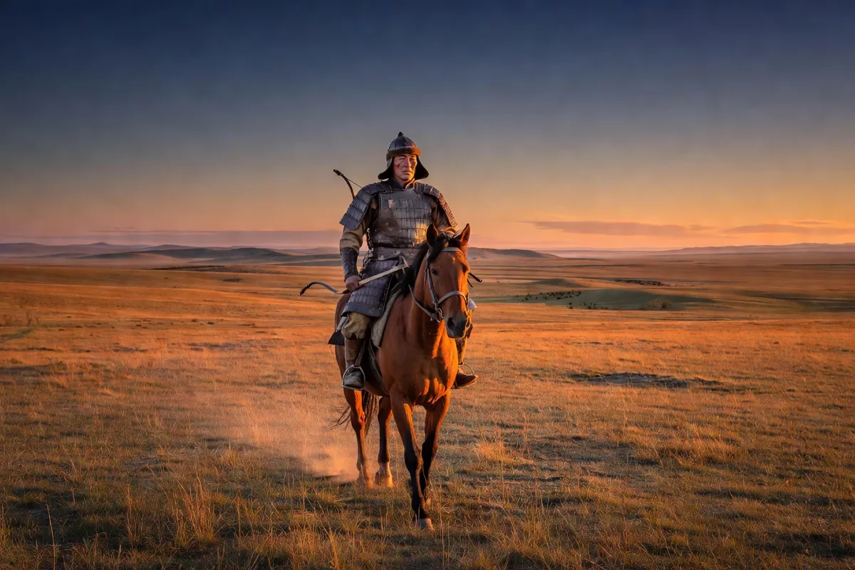 Cavalier en armure de cuir de style médiéval traversant la steppe au lever du soleil