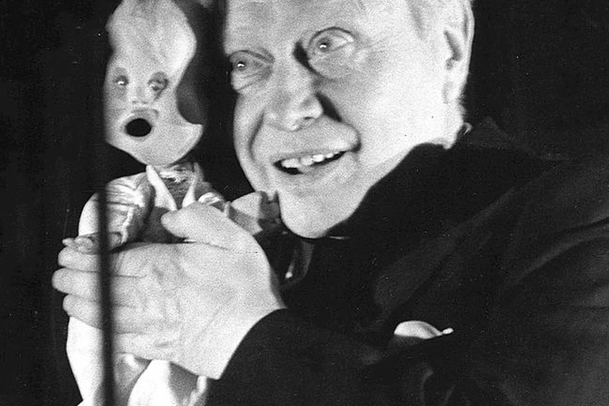 Sergeï Obraztsov tenant une marionnette lors d'une représentation à Milan en 1973