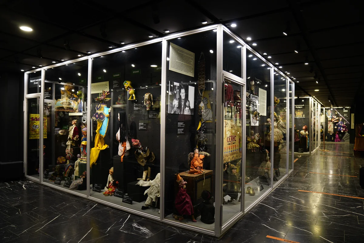 Vitrines du musée du Théâtre Obraztsov présentant des centaines de marionnettes du monde entier
