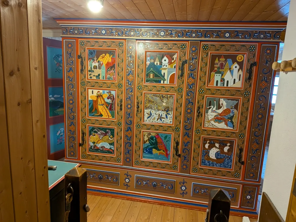 Armoire peinte par l'aquarelliste russe Gennadi Pylaev à Chamonix en 1993, motifs de contes populaires