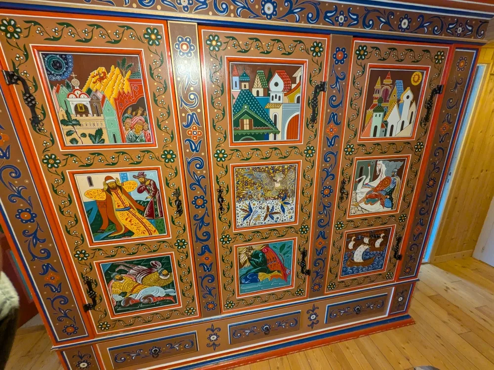 Détail de l'armoire peinte par Gennadi Pylaev à Chamonix