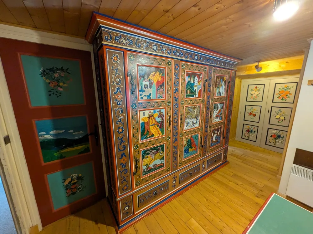 Vue d'ensemble de l'armoire peinte par Gennadi Pylaev dans le chalet de Chamonix