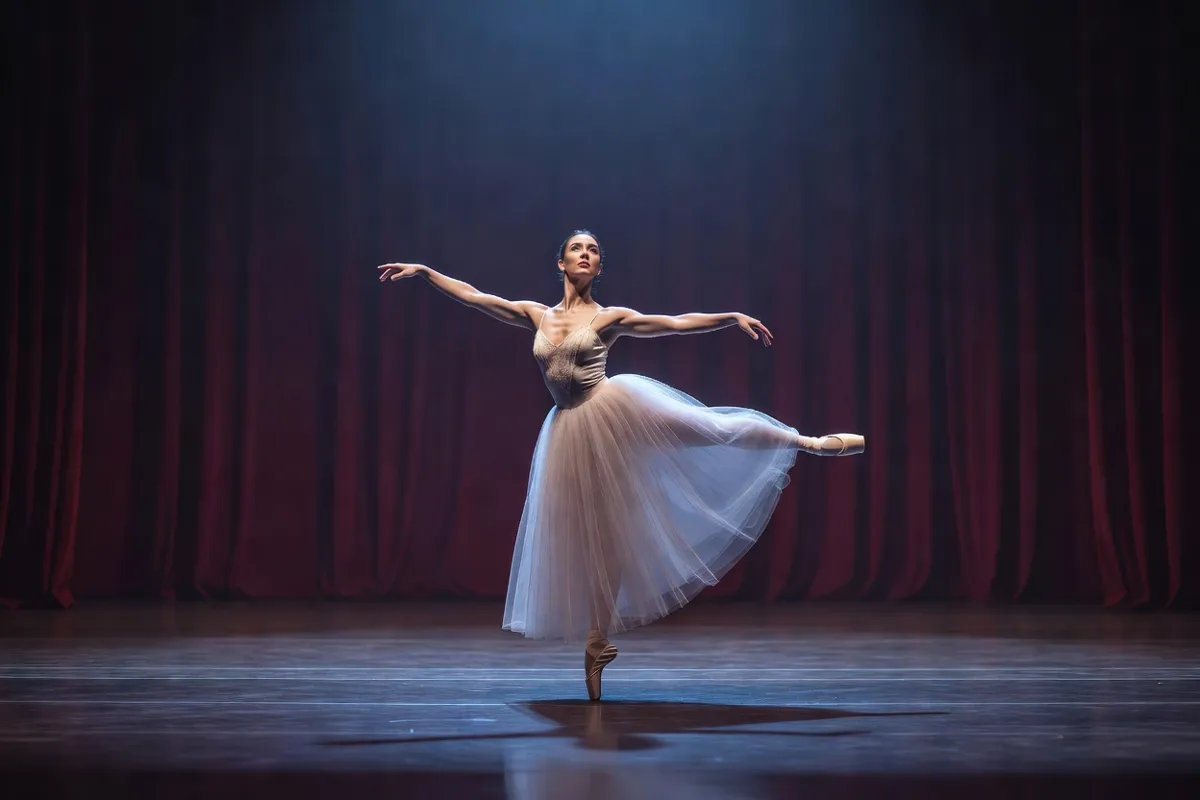 Danseuse en tutu romantique sur une scène de théâtre sous une lumière bleutée