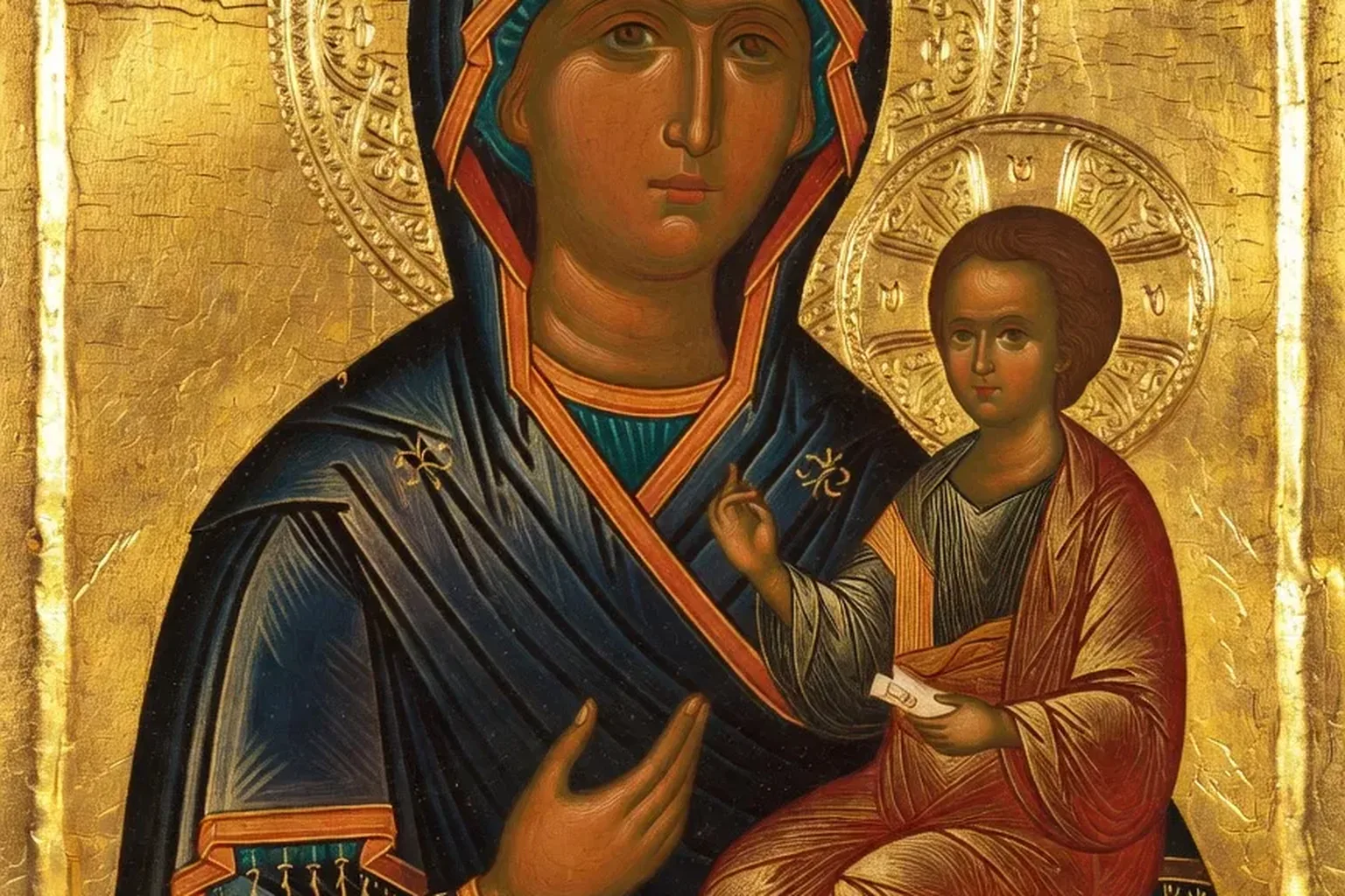 Icône orthodoxe russe ancienne représentant la Vierge à l'Enfant (Hodégétria), fond doré, éclairage de galerie musée