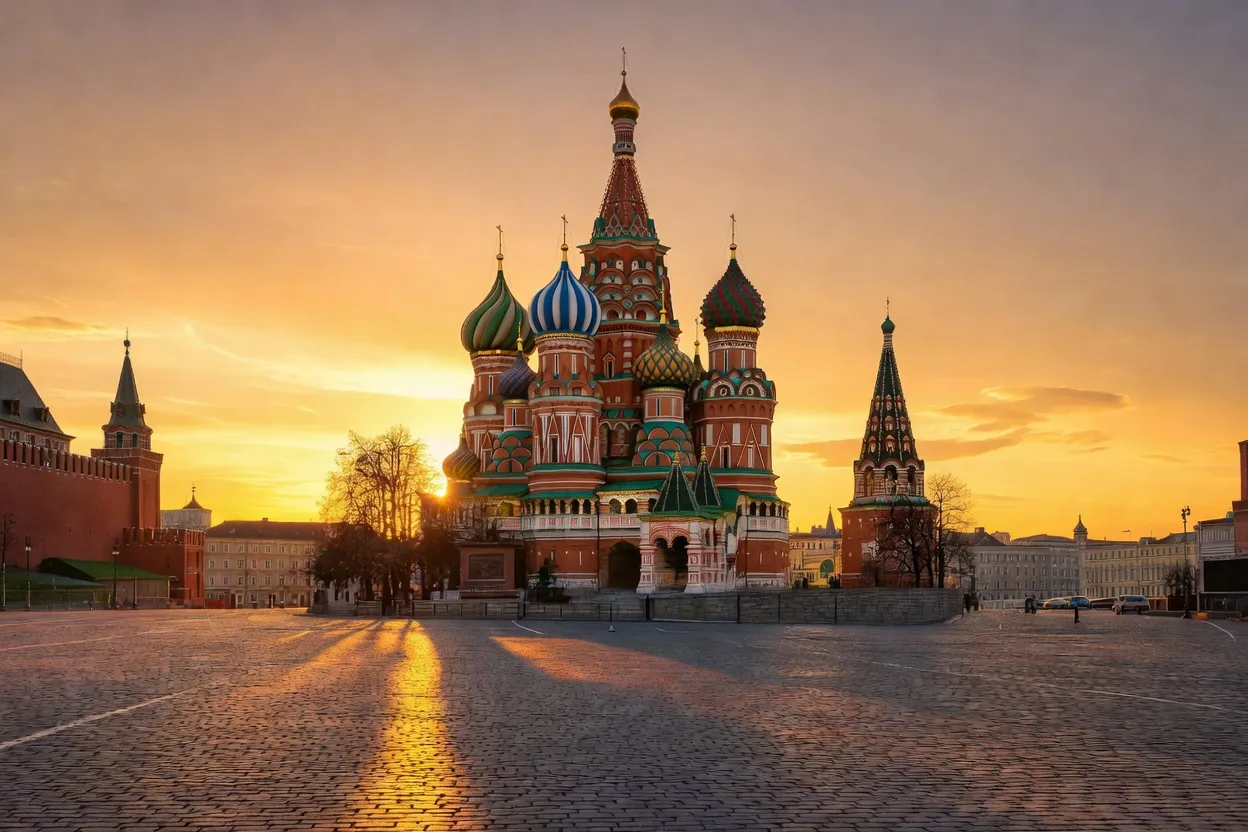 Cathédrale Saint-Basile et ses coupoles en bulbe colorées sur la Place Rouge à Moscou au coucher du soleil