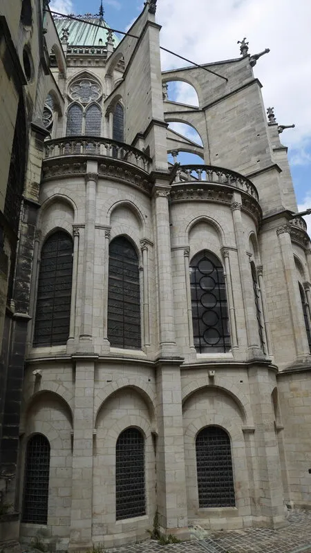La Basilique-cathédrale de Saint-Denis, nécropole des rois de France où repose Léon V d