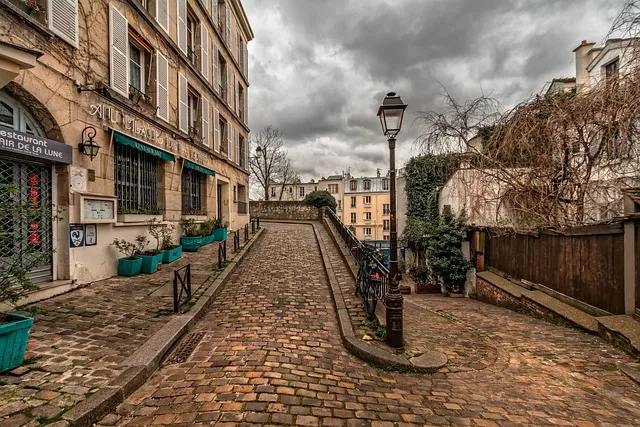Ruelle pavee de Montmartre a Paris, quartier boheme frequente par les artistes russes au debut du XXe siecle