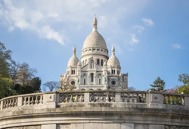 Basilique du Sacre-Coeur de Montmartre a Paris, quartier historique des artistes russes